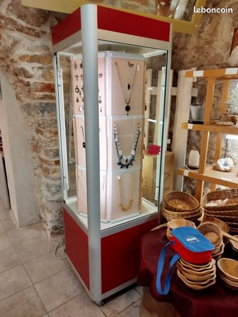 Vitrine sur roulettes
