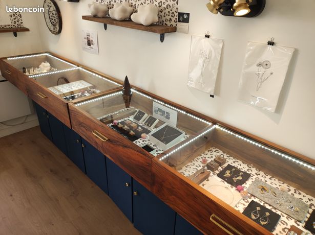 Vitrines artisanales en bois pour bijoux