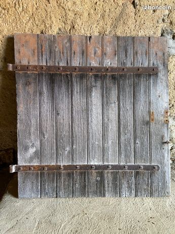 Volet de grange avec ferrure