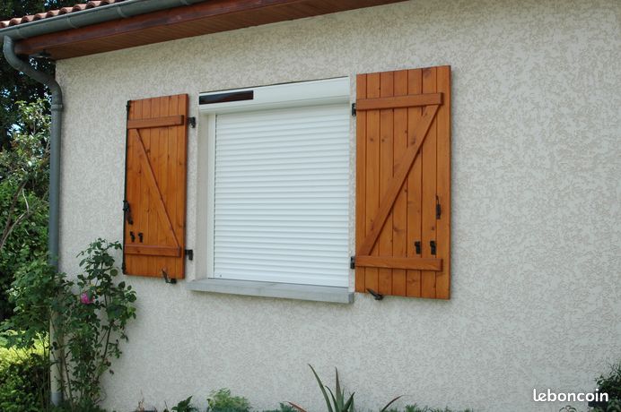 VOLET DE MAISON en bois plus un volet
