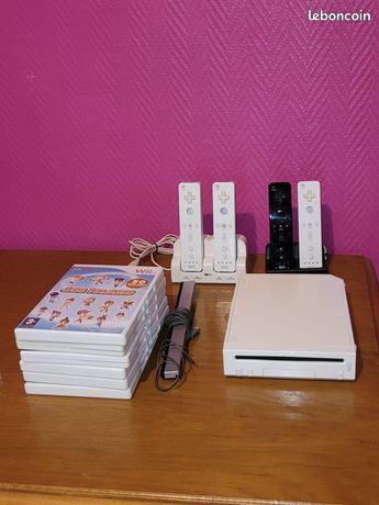 Wii avec 6 jeux 4 manettes et pistolet