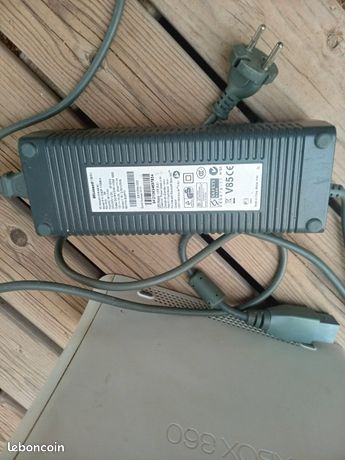 Xbox 360 avec alimentation et deux manettes