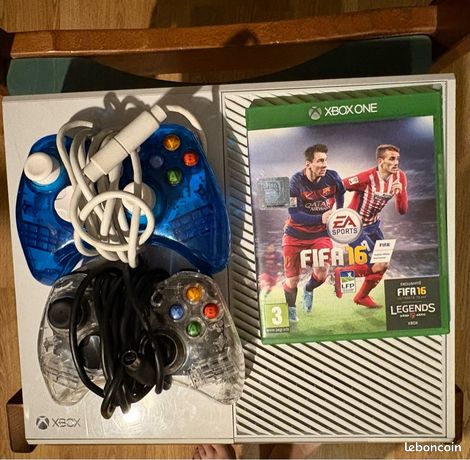 Xbox one jeu fifa et 2 manettes