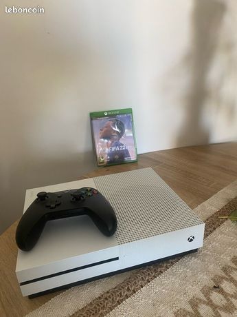 Xbox one s 1to avec 1 manette + jeu fifa 22 en très bon etat + cables