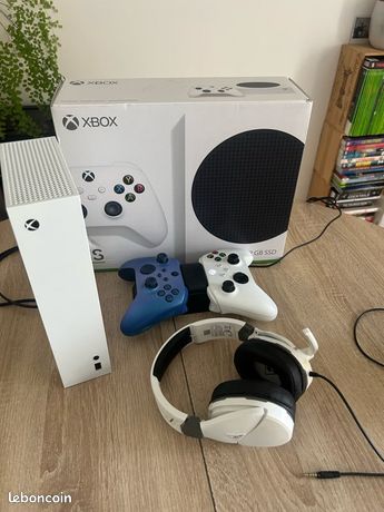 Xbox S + 2 manettes + Casque Turtel Beach+ station charge