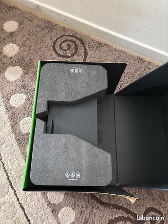 Xbox X avec une manette et câble inclus et 1jeux